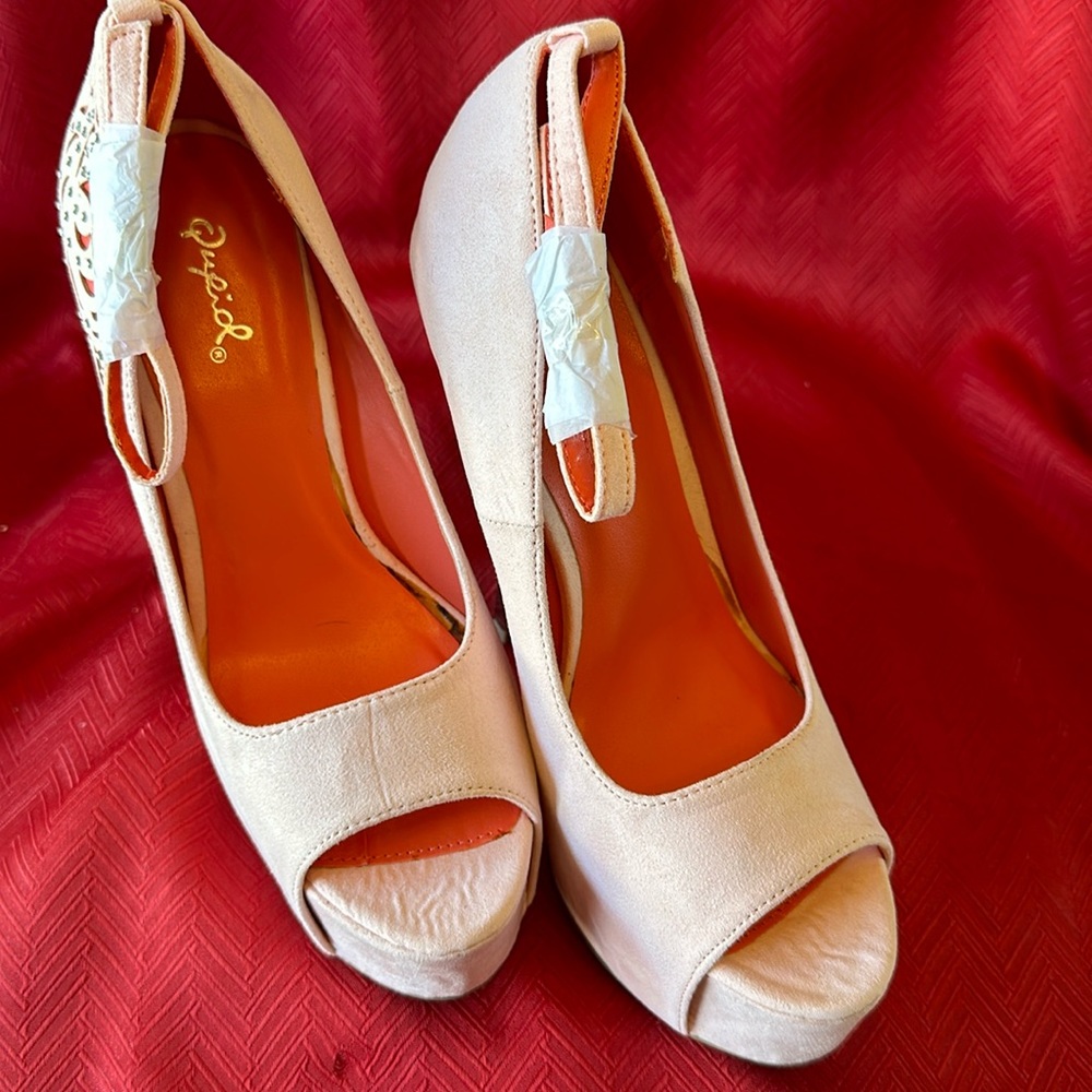 Qupid Pink 5.5” Platform Heel. Open Toe. Size 8